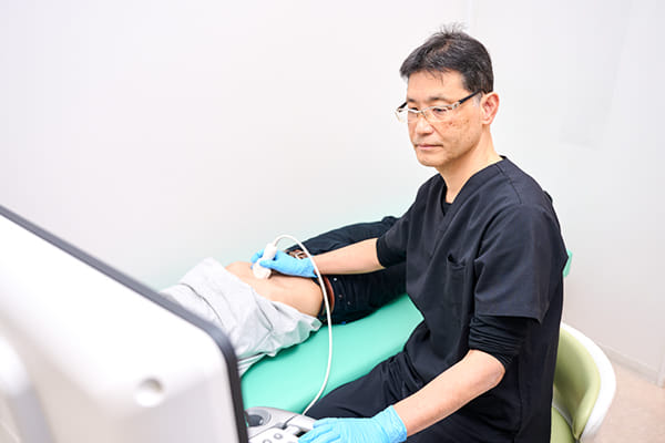 腹部エコー検査（超音波検査）を行う「ありかわ内科クリニック」の有川俊二院長