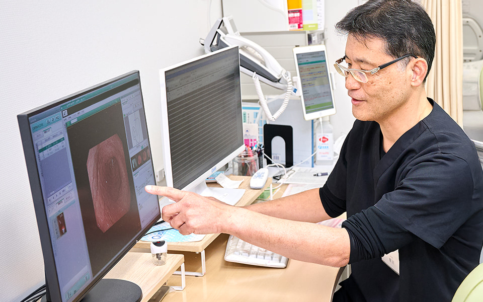 肥満症の治療法について説明する有川俊二院長